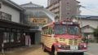 昭和３２年製の古いバスです。お笑いのようなバスガイドさんも乗ってました。