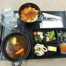 和食 いくら丼・ビーフシチュー