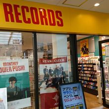 このドーム商店街ビル内にはタワーレコードも入っている
