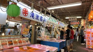 小樽駅に隣接、活気がある