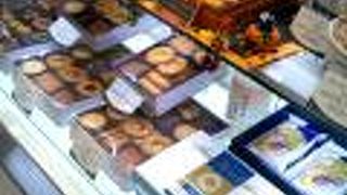 白とブルーの浮き輪のマークのクッキー缶