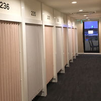 廊下と各部屋のアコーディオンカーテン