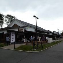 この建物の奥が農産物直売所