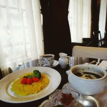 お食事系のメニューのカレーと窓際の風景