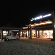 手前に増設された売り場の建屋あり。