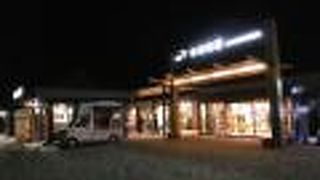 建物が２列。建物自体はこじんまり。新潟県のお土産も少しあり。