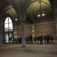 開館待ちの列です