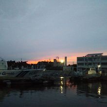 水島駅から徒歩10分。少し前に行けば港の夕日も。