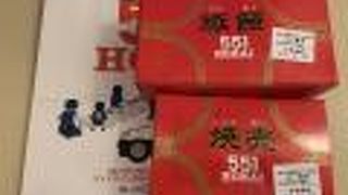 ここと肉屋さんは並びます。