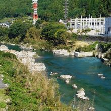 さらに上流の白川口駅付近は、ダム湖や機場が川沿いに。