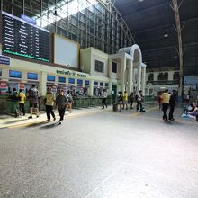 左が切符売場、右がインフォメーション