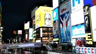 ネオン輝く大阪ミナミの観光名所