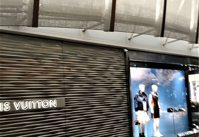 大阪っぽいウインドウのヴィトン