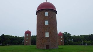 レンガ造りの3本のサイロ