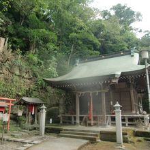 4_社殿脇の木々