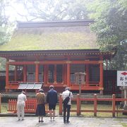 上宮の石段の「踊り場」の部分にある神社