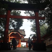 宇佐鳥居をくぐると西大門があります