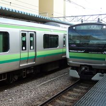 根岸線から横浜線に直通する電車は緑色です