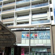 京急蒲田駅前にそびえ立ちます