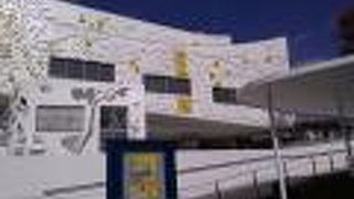 斬新でモダンでクリーンな白い建築物