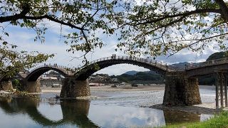 キレイな川にかかっています