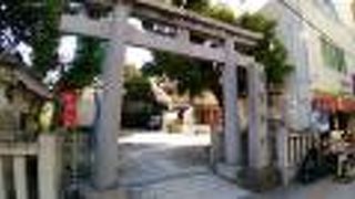 石造りの立派な白い鳥居