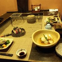 ここは２、３人用の炉端で次々と料理が運ばれてきます。