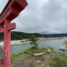 橋の入口には駐車場多数。車でのアクセスも良好です。