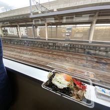 駅直結なので、列車内で出来たての焼きそばを楽しめます。
