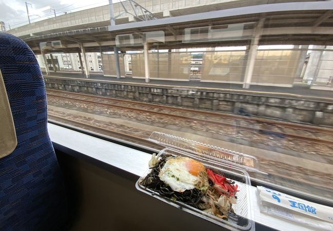 テイクアウトを利用すれば、糸魚川の名物「ブラック焼きそば」を列車内で頂けます。