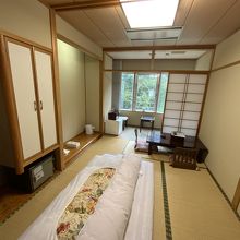 部屋は6畳の綺麗な和室。一人で過ごすなら十分。