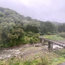 部屋からの眺め。能生川を一望。