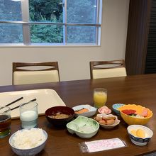 朝食バイキング。小鉢を取るスタイルでした。