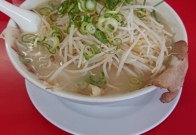 野菜がたっぷりとのったラーメン