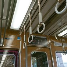 阪急の車内はどれも落ち着いた色調