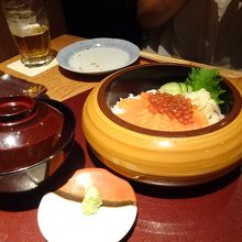 最後にはどうしても食べたくなるサーモンいくら丼