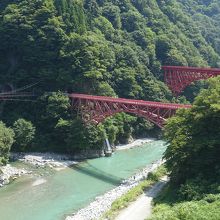 新旧の山彦橋が並ぶ