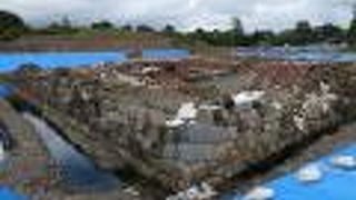 注目の天守跡発掘の様子も見学できる。