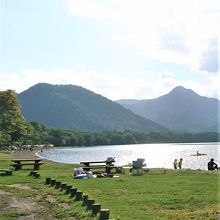 奥のテントの張ってある湖畔前が砂湯