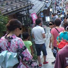 にぎやかな三年坂の光景