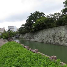 城内との間には堀があります。