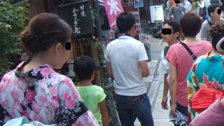 祇園から清水に向かう京都らしい活気あふれる坂道