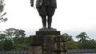 鷹狩の様子を表した像。