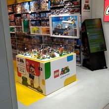 35周年「スーパーマリオ」にちなんだレゴなど話題の品を展示