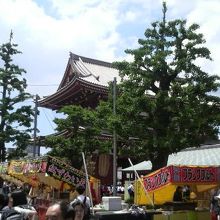 出店が並び、平日でもかなり賑わっていて楽しげでした。