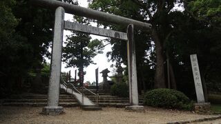 黒地に朱の文字の旗