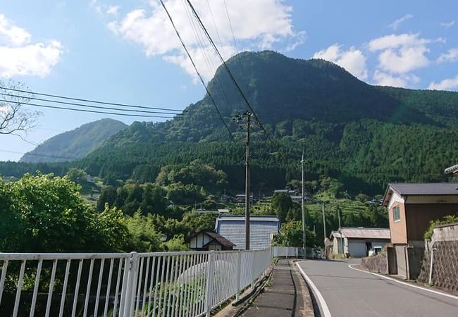 私は曽爾高原の稜線の山からみました