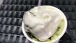 行列のできるジェラード店