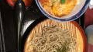 カツ丼とざるそばとのセット
