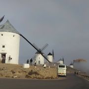 丘の上の意外と小さい風車